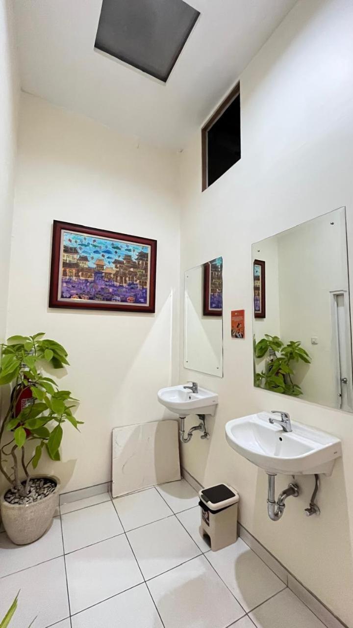 Deluxe Twin Room Shared Bathroom,1743248181:JPEG
